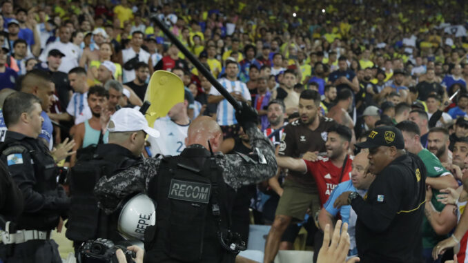 Integrantes de la policía brasileña intentan controlar disturbios entre hinchas de Brasil y de Argentina hoy, en un partido de las eliminatorias para la Copa Mundo de Fútbol de 2026 entre Brasil y Argentina en el estadio Maracaná en Río de Janeiro (Brasil). EFE/ Andre Coelho
