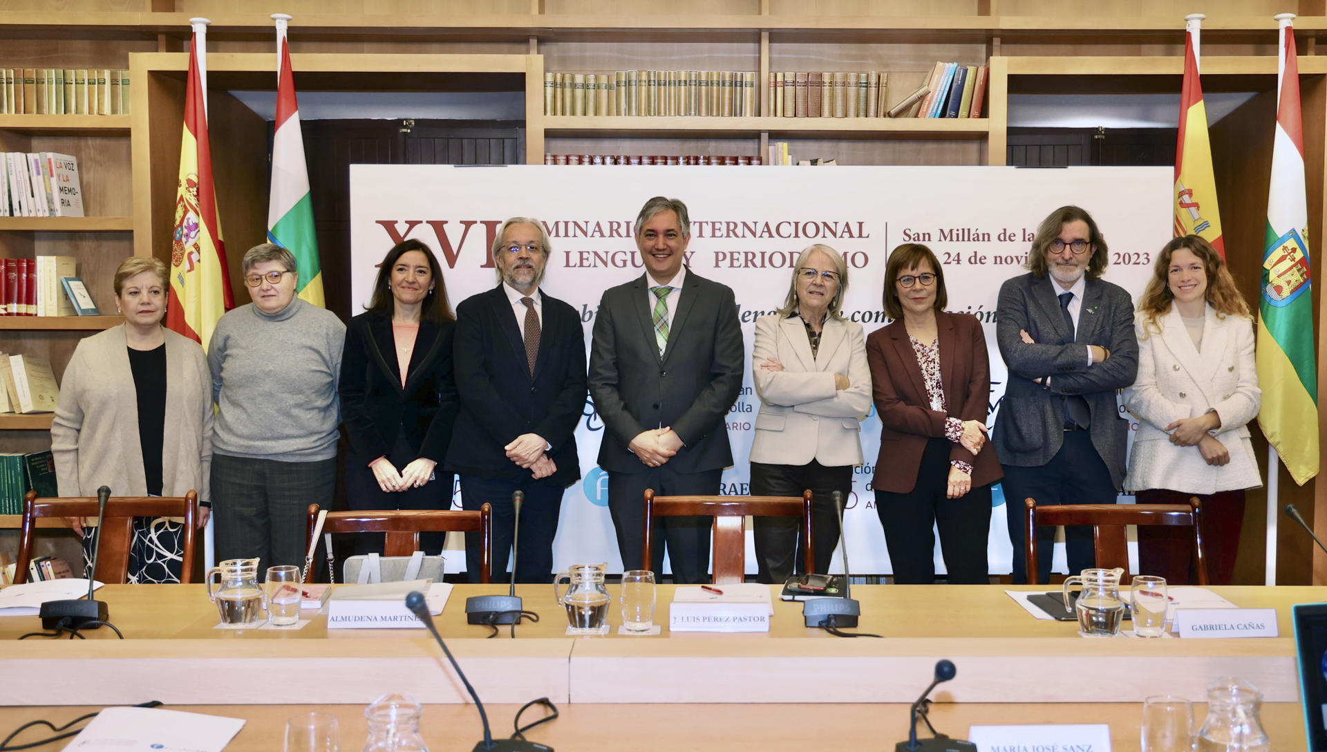 La vicepresidenta de la FundéuRAE y presidenta de la Agencia EFE, Gabriela Cañas (4d); el consejero de Cultura de La Rioja, José Luis Pérez Pastor (5d), posan para una foto de grupo durante la inauguración del seminario Cambio climático: lenguaje y comunicación, de la FundéuRAE y la Fundación San Millán de la Cogolla, este jueves en el Monasterio de Yuso de San Millán de la Cogolla (La Rioja). EFE/ Raquel Manzanares
