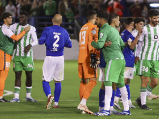 Los jugadores del Betis y del CD Hernán Cortés se saludan tras el encuentro correspondiente a la primera ronda de la Copa del Rey disputado en Almendralejo (Badajoz). EFE/ Jero Morales