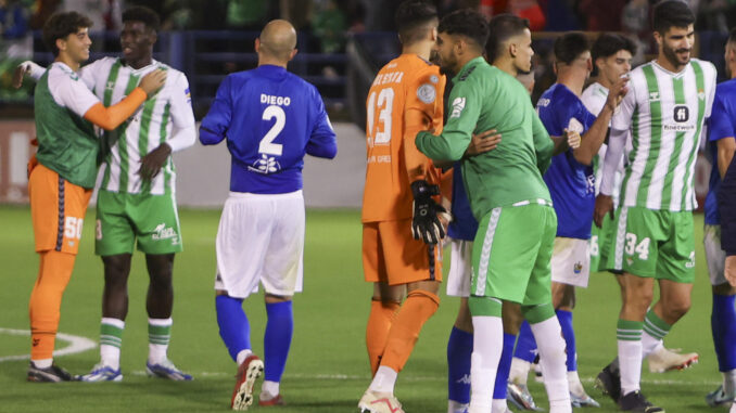 Los jugadores del Betis y del CD Hernán Cortés se saludan tras el encuentro correspondiente a la primera ronda de la Copa del Rey disputado en Almendralejo (Badajoz). EFE/ Jero Morales
