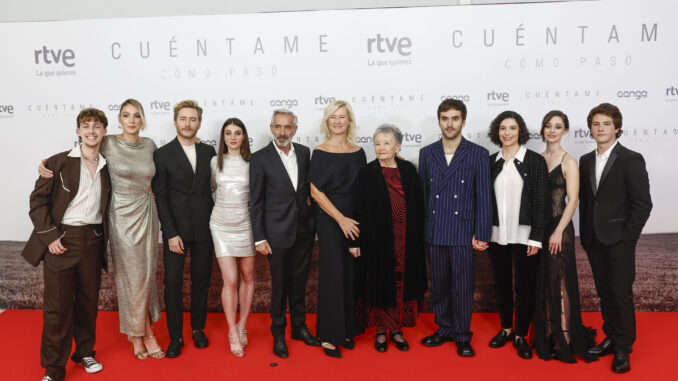 Los miembros del reparto de la serie televisiva 'Cuéntame cómo pasó' posan este martes durante el pase gráfico del preestreno del último capítulo de la temporada 23 de la serie en los Cines Callao de Madrid. EFE/ Rodrigo Jiménez
