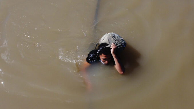 Fotografía aérea de un migrante que cruza el río Bravo hacía la frontera con Estados Unidos. EFE/Luis Torres
