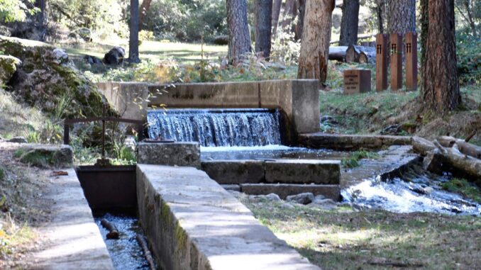 Imagen de archivo del canal de agua del Acueducto de Segovia, cerca del actual embalse de Revenga, donde los ingenieros romanos, usando niveles de agua, fueron trazando el recorrido hasta el actual Alcázar, unos 16 kilómetros. EFE/ Pablo Martin
