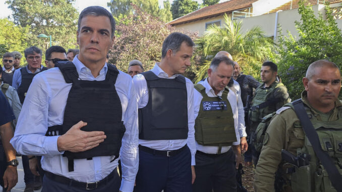 El presidente del Gobierno Pedro Sánchez (i) y el primer ministro belga, Alexander de Croo (2i) durante una visita guiada por militares israelíes. EFE/ Jorge Fuentelsaz
