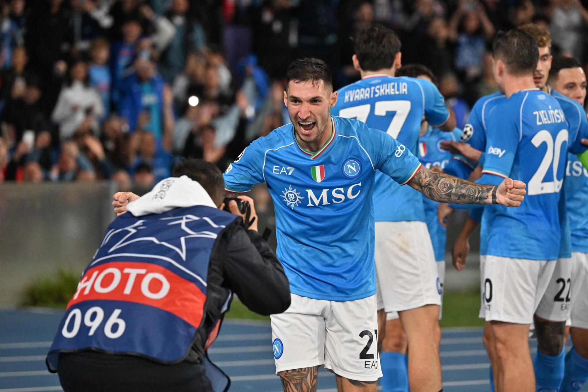 El delantero del Nápoles Matteo Politano celebra el 1-0 durante el partido de la UEFA Champions League correspondiente al grupo C quehan jugado SSC Napoli y Union Berlin, en Nápoles, Italia. EFE/EPA/CIRO FUSCO
