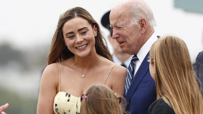 Imagen de archivo del presidente de Estados Unidos, Joe Biden (d) y su nieta Naomi Biden. EFE/ CAROLINE BREHMAN
