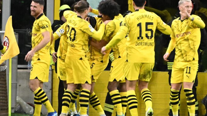 Los jugadores del Borussia Dortmund celebra 2-1 durante el partido de la UEFA Champions League correspondiente al grupo F jugado por AC Milan y Borussia Dortmund en Giuseppe Meazza en Milán, Italia. EFE/EPA/Daniel Dal Zennaro
