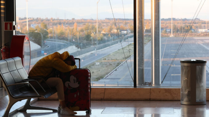 Un viajero en la terminal 4 del aeropuerto de  Madrid-Barajas. EFE/ Kiko Huesca
