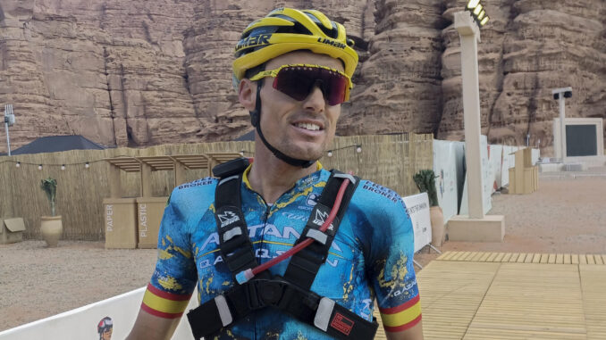 Luis León Sánchez (c), (Astana), estrenó su palmarés en una Titan con triunfo en la etapa reina en el desierto de Arabia Saudí, una jornada de 121 km de dificultad elevada, sin respiro de principio a fin, en la que el murciano rugió su victoria ante el líder, el ibicenco Enrique Morcillo y el expro de la ruta Haimar Zubeldia. EFE/Carlos de Torres
