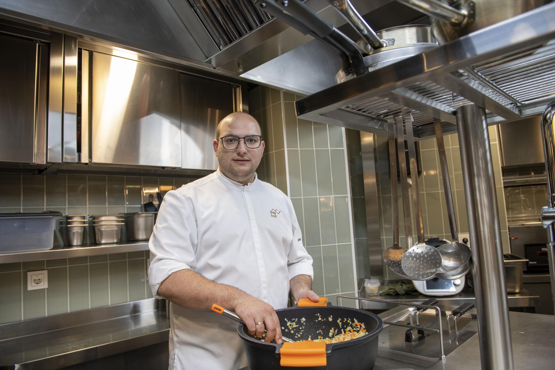 Javier Jurado del restaurante Malak en su restaurante en Jaén tras conseguir la Estrella Michelín en la ultima edición de estos prestigiosos premios. EFE/José Manuel Pedrosa.
