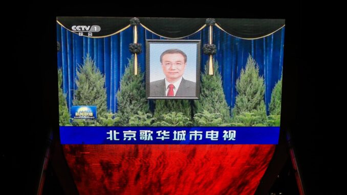 Una pantalla grande muestra un retrato del ex primer ministro chino Li Keqiang, fallecido a los 68 años el pasado 27 de octubre en Shanghái a causa de un infarto, en Pekín, el 2 de noviembre de 2023. EFE/EPA/WU HAO
