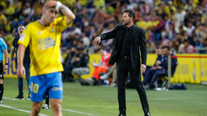 El entrenador del Atlético de Madrid, Diego Pablo Simeone, da instrucciones a sus jugadores durante el encuentro correspondiente a la jornada 12 de LaLiga EA Sports disputado entre la UD Las Palmas y el Atlético de Madrid celebrado en el Estadio Gran Canaria este viernes. EFE/ Elvira Urquijo A.
