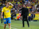 El entrenador del Atlético de Madrid, Diego Pablo Simeone, da instrucciones a sus jugadores durante el encuentro correspondiente a la jornada 12 de LaLiga EA Sports disputado entre la UD Las Palmas y el Atlético de Madrid celebrado en el Estadio Gran Canaria este viernes. EFE/ Elvira Urquijo A.