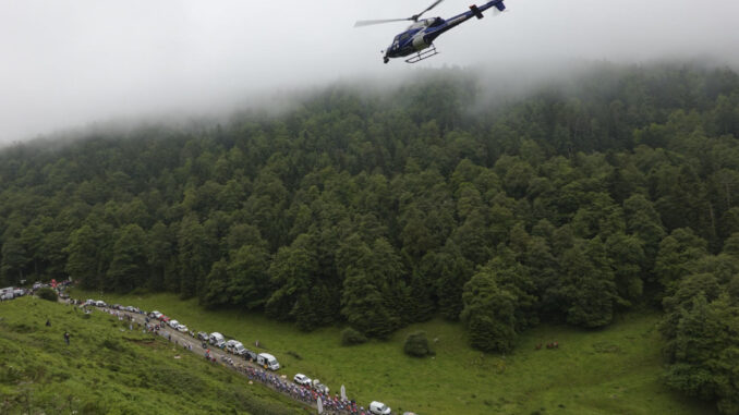 Imagen de archivo en la que el pelotón del Tour asciende al Col de Soudet, en la región Pirineos franceses. EFE/Javier Jiménez
