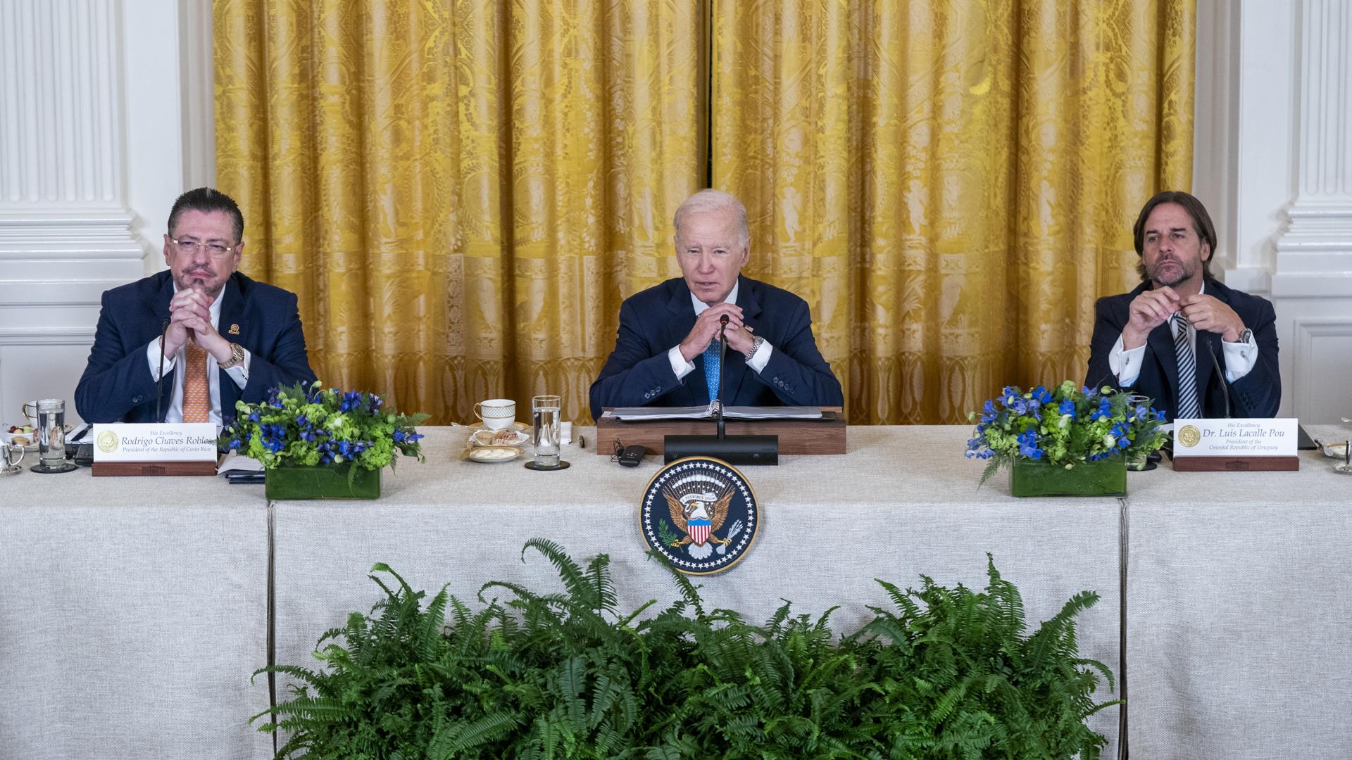 El presidente de EE.UU., Joe Biden (c), junto a los mandatarios de Costa Rica, Rodrigo Chaves Robles (i), y Uruguay, Luis Lacalle Pou (d), durante la Cumbre de Líderes de la Alianza para la Prosperidad Económica en las Américas (APEP), este 3 de noviembre de 2023, en la Casa Blanca, Washington. EFE/ Shawn Thew
