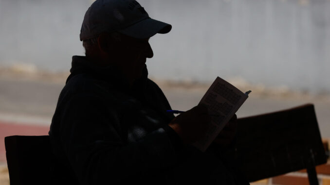 Fotografía de archivo de un hombre que lee un libro en un banco de un parque madrileño. EFE/Juan Carlos Hidalgo
