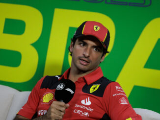 El piloto de Ferrari, Carlos Sainz Jr habla durante una rueda de prensa hoy, en el Autódromo de Interlagos, en Sao Paulo (Brasil). El próximo domingo se celebrará el Gran Premio de Brasil de Fórmula Uno en la ciudad de Sao Paulo. EFE/ Isaac Fontana