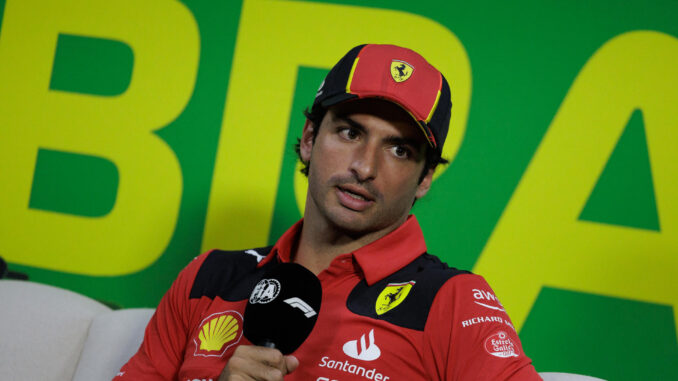 El piloto de Ferrari, Carlos Sainz Jr habla durante una rueda de prensa hoy, en el Autódromo de Interlagos, en Sao Paulo (Brasil). El próximo domingo se celebrará el Gran Premio de Brasil de Fórmula Uno en la ciudad de Sao Paulo. EFE/ Isaac Fontana
