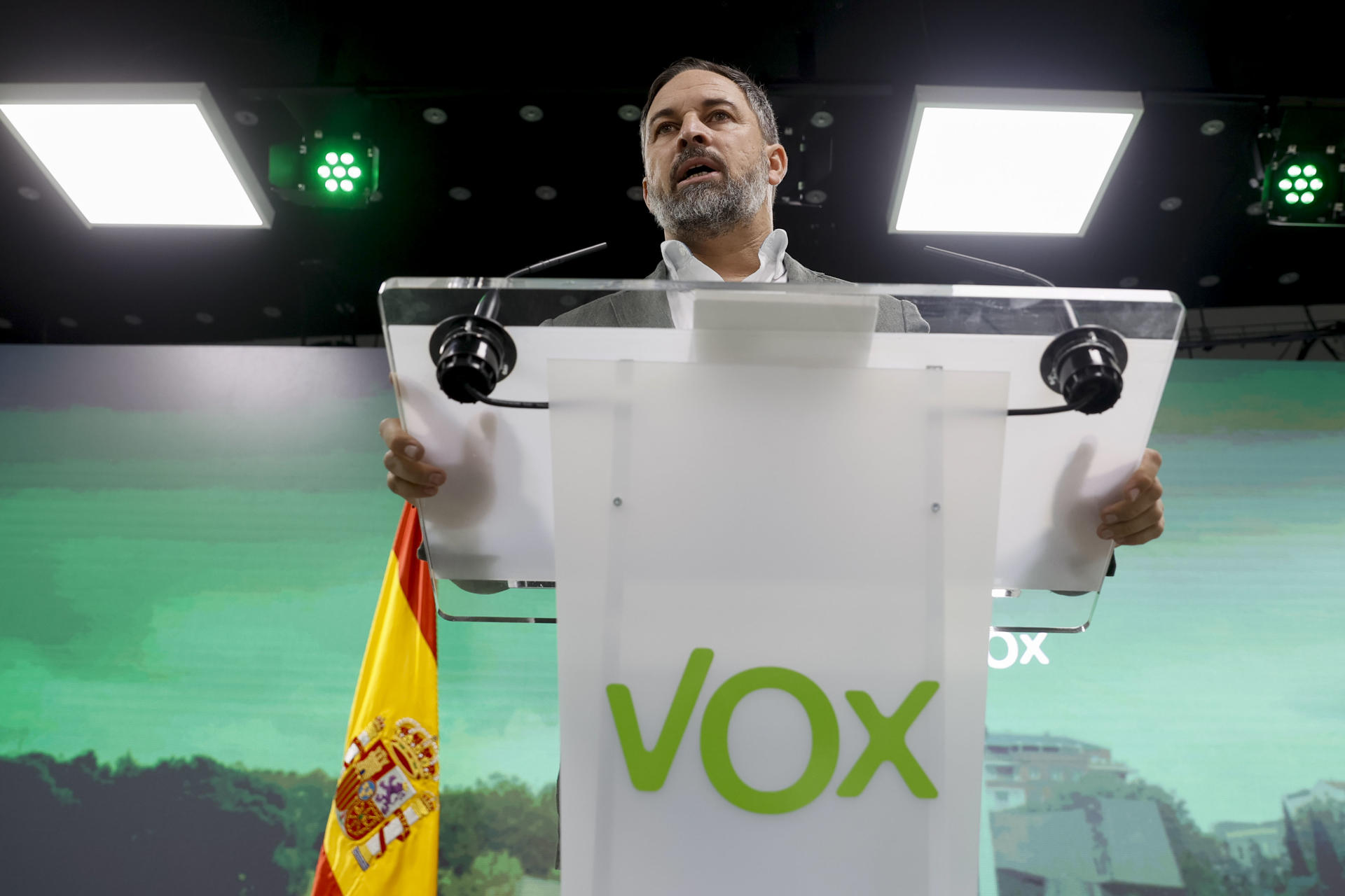 El líder de VOX, Santiago Abascal durante su comparecencia ante la prensa, este jueves en la sede de la formación en Madrid, para valorar el acuerdo alcanzado entre el PSOE y Junts para la investidura de Pedro Sánchez.EFE/ Mariscal
