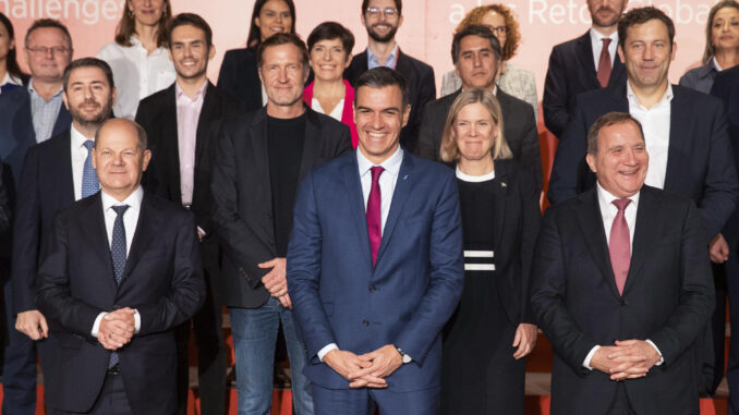 El líder del PSOE y presidente en funciones de España, Pedro Sánchez (c) posa en una foto de familia con el presidente de los Socialistas Europeos Stefan Löfven (d), el canciller alemán Olaf Scholz (i), entre otros responsables políticos socialistas en el Congreso del Partido Socialista Europeo en el Palacio de Congresos de Málaga .EFE/ Jorge Zapata
