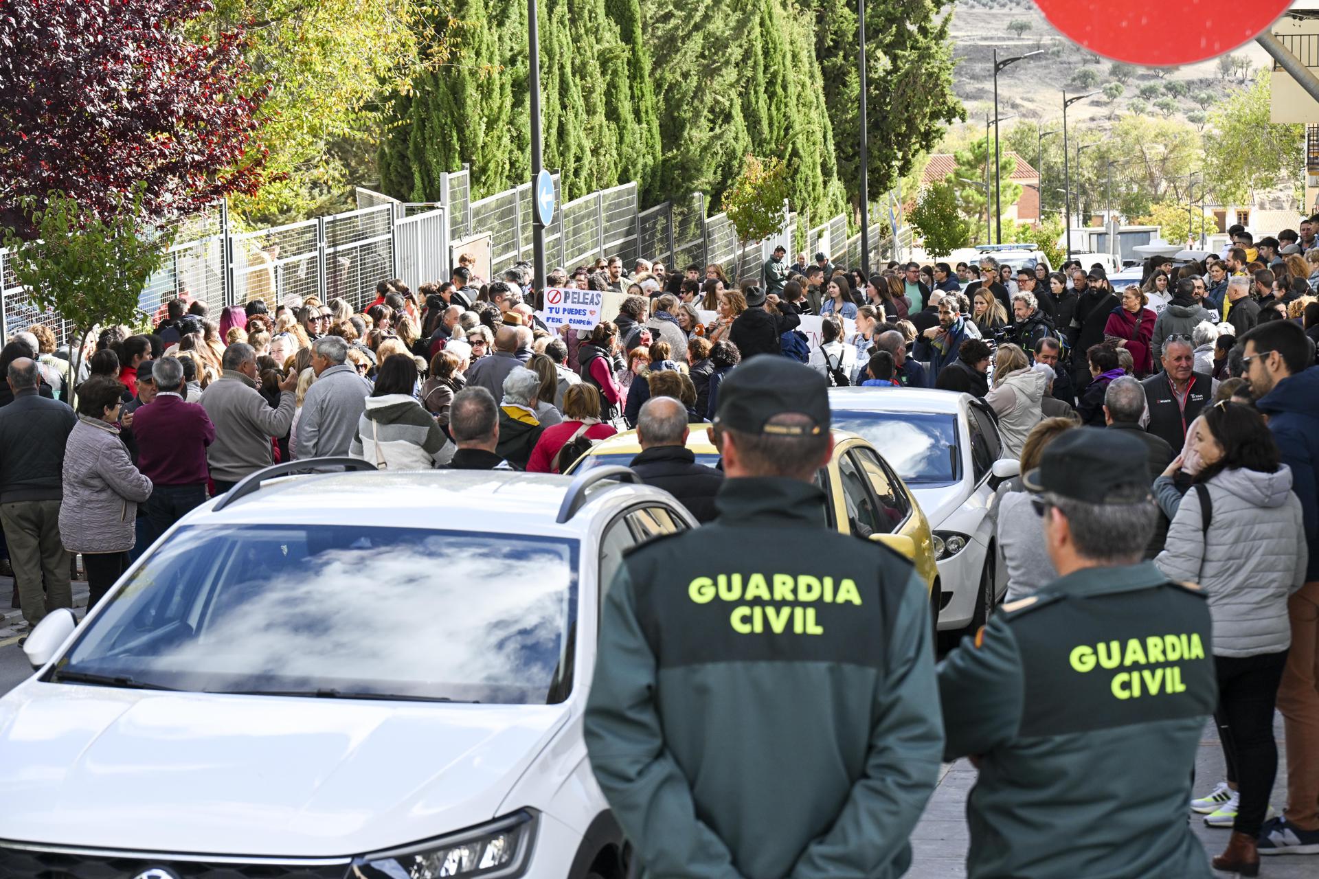 Mas de un centenar de padres y madres se han concentrado este viernes a las puertas del IES Alhama tras la agresión de ayer de dos menores a otro alumno que tuvo que ser evacuado en helicóptero al hospital y que continúa en la Unidad de Cuidados Intensivos (UCI). EFE/Miguel Ángel Molina
