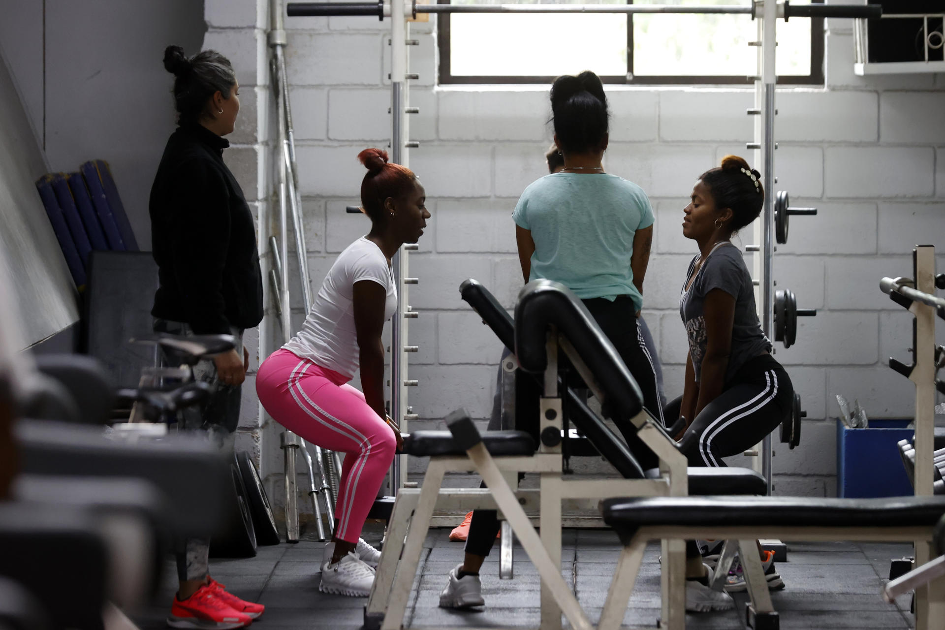 Las atletas cubanas, durante una sesión de entrenamiento en Santiago (Chile). EFE/Elvis González
