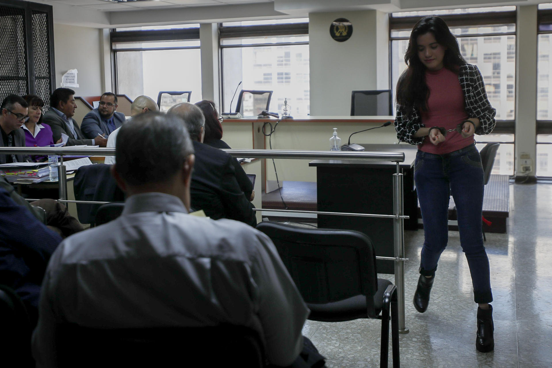 Fotografía que muestra a la excandidata a diputada del Movimiento Semilla Marcela Blanco durante una audiencia en su contra, hoy, en la torre de tribunales en Ciudad de Guatemala (Guatemala). EFE/David Toro
