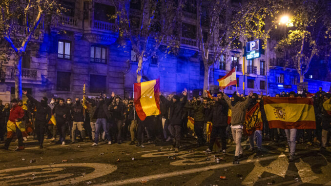 Altercados tras la manifestación convocada contra la amnistía, este martes frente a la sede del PSOE en Ferraz, en Madrid. EFE/Daniel González
