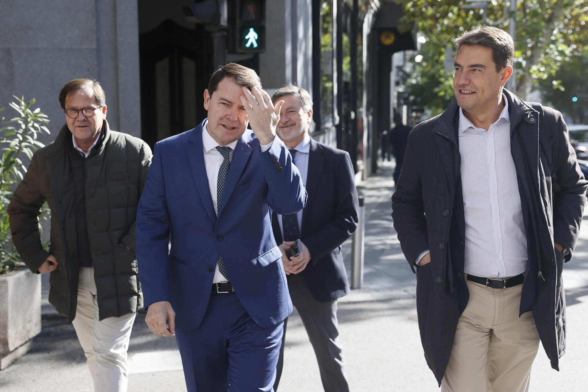 El presidente de Castilla y León, Alfonso Fernández Mañueco (c), a su llegada a la Junta Directiva Nacional del PP, este lunes en Madrid. EFE/ Mariscal
