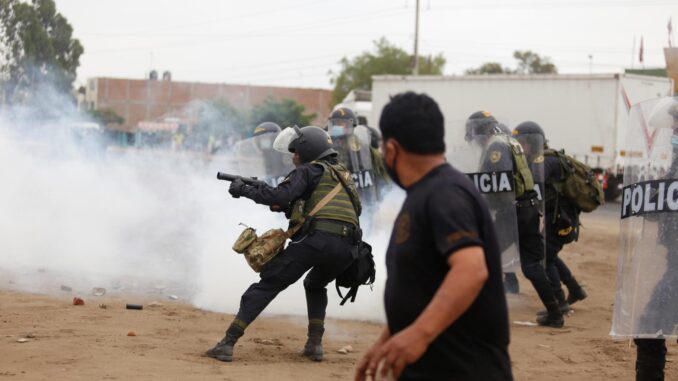 Imagen de archivo de manifestantes y la Policía se enfrentan en las protestas del 2020. EFE/ Marco Angulo
