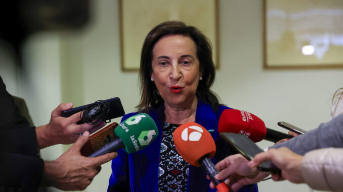 La ministra de Defensa en funciones, Margarita Robles, atiende a la prensa durante el acto de entrega del Premio Extraordinario de Defensa General Gutiérrez Mellado" 2023, que este año ha sido concedido a los Centros Docentes Militares de Formación de Oficiales y Suboficiales, este viernes en la Academia Central de la Defensa en Madrid. EFE/ Zipi
