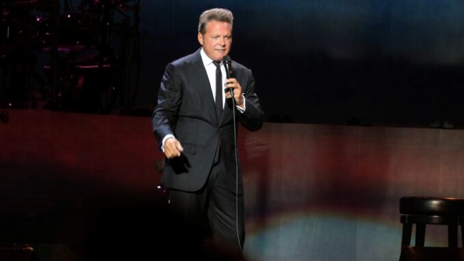 El cantante mexicano Luis Miguel en uno de sus últimos conciertos en Madrid. EFE / Victor Lerena
