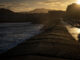 Vista del amanecer en el Paseo Nuevo de San Sebastián este miércoles. EFE/Javier Etxezarreta