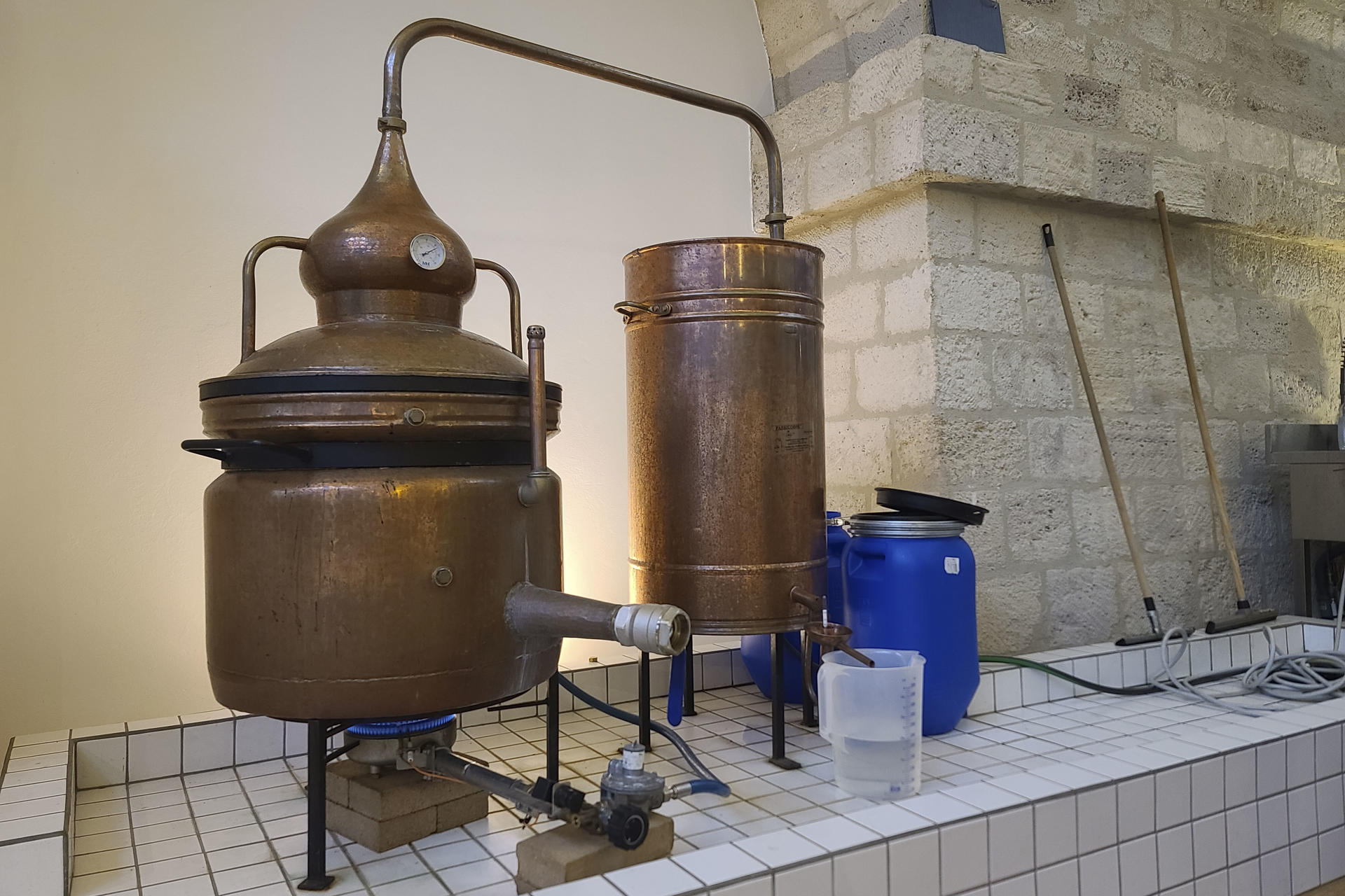 Máquina que sirve para elaborar alcohol de forma artesanal en la tienda y taller de la destilería "Distellerie du Viaduc" en París. EFE/ Edgar Sapiña Manchado
