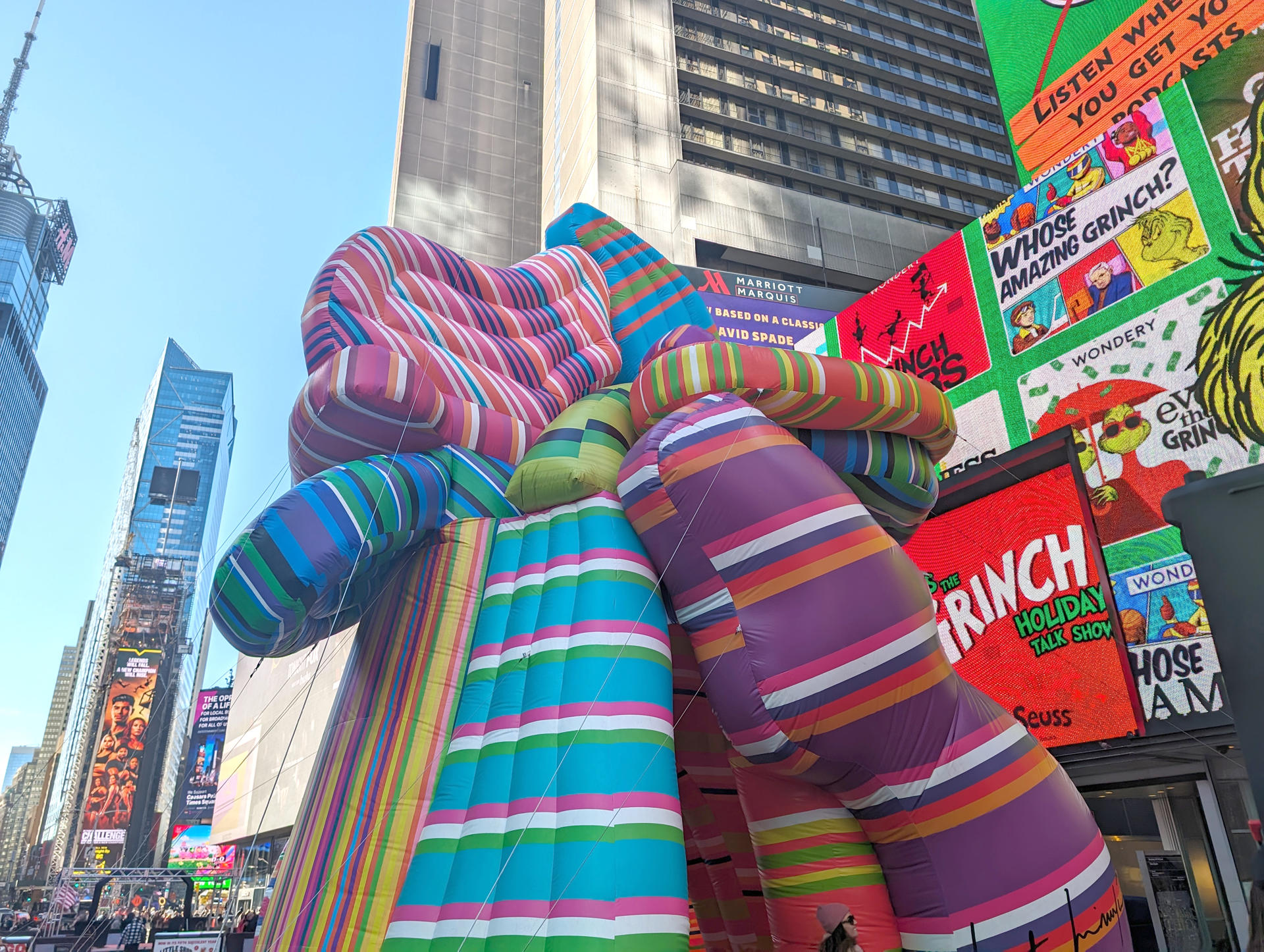 Fotografía de la obra "La escuela de los sueños", una escultura inflable de 9 metros de la artista argentina Marta Minujín en la plaza de Times Square en Nueva York (Estados Unidos). EFE/Sarah Yáñez-Richards
