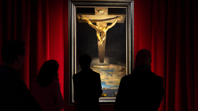 La obra 'El Cristo' de Salvador Dalí, fuera de España desde 1952, ha regresado temporalmente al Museo de Figueres para oponer "cultura y conocimiento" a los momentos de convulsión actuales como misión legada por el genio surrealista, ha manifestado el presidente de la Fundación Gala Dalí, Jordi Mercader. EFE/David Borrat.
