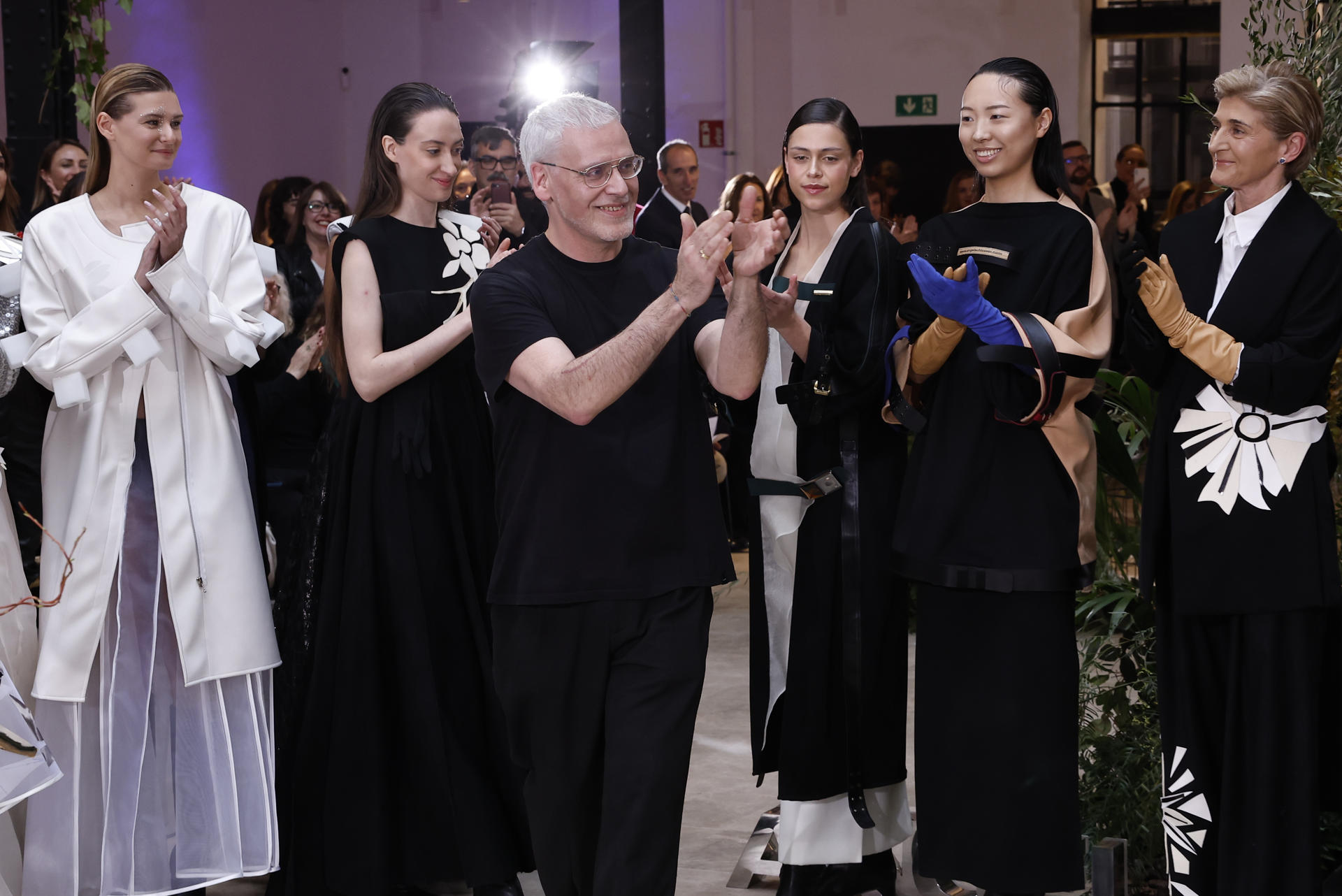 Imagen de archivo del director creativo de la firma Angel Schlesser, Alfonso Pérez, saluda al finalizar la presentación de su colección en la Mercedes-Benz Fashion Week Madrid. EFE/Chema Moya
