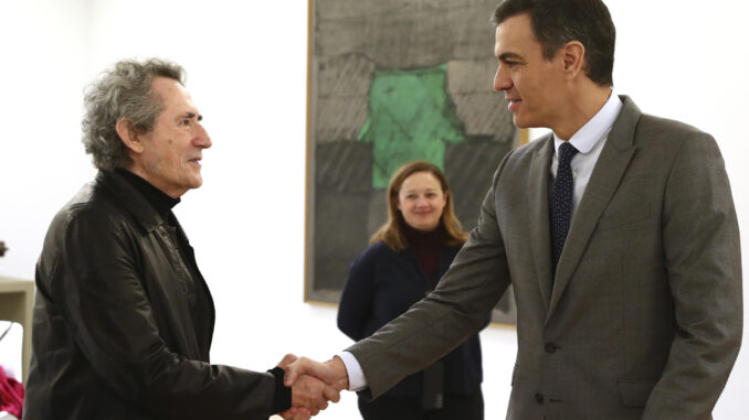 El presidente del Gobierno en funciones, Pedro Sánchez, saluda al cantante Miguel Ríos durante la reunión mantenida con los firmantes de un manifiesto de la sociedad civil en favor de la paz en Oriente Medio, este jueves en el Palacio de la Moncloa. EFE/Pool Moncloa/Fernando Calvo/SOLO USO EDITORIAL/SOLO DISPONIBLE PARA ILUSTRAR LA NOTICIA QUE ACOMPAÑA (CRÉDITO OBLIGATORIO)
