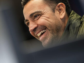 El entrenador del FC Barcelona, Xavi Hernández, durante la rueda de prensa posterior al entrenamiento que el equipo azulgrana ha realizado en la ciudad deportiva Joan Gamper para preparar el partido de LaLiga que mañana disputarán ante la Real Sociedad. EFE/Enric Fontcuberta.