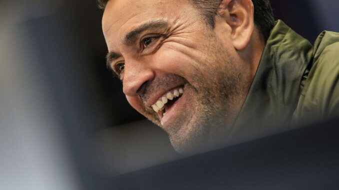 El entrenador del FC Barcelona, Xavi Hernández, durante la rueda de prensa posterior al entrenamiento que el equipo azulgrana ha realizado en la ciudad deportiva Joan Gamper para preparar el partido de LaLiga que mañana disputarán ante la Real Sociedad. EFE/Enric Fontcuberta.
