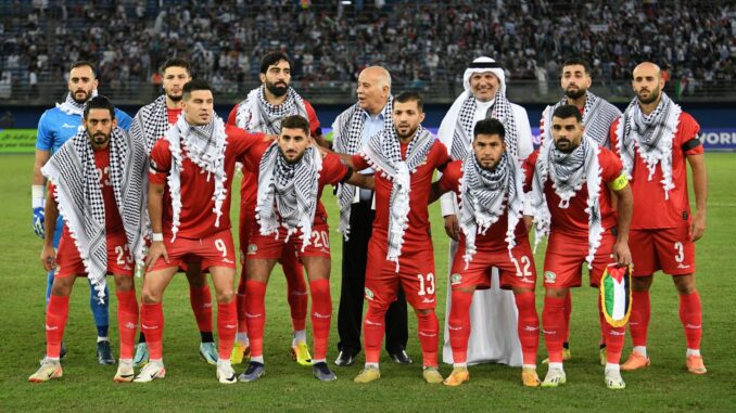 Los jugadores de Palestina posan con su emblemático pañuerlo ante de el amistoso contra Australia jugado en Kuwait. EFE/EPA/NOUFAL IBRAHIM
