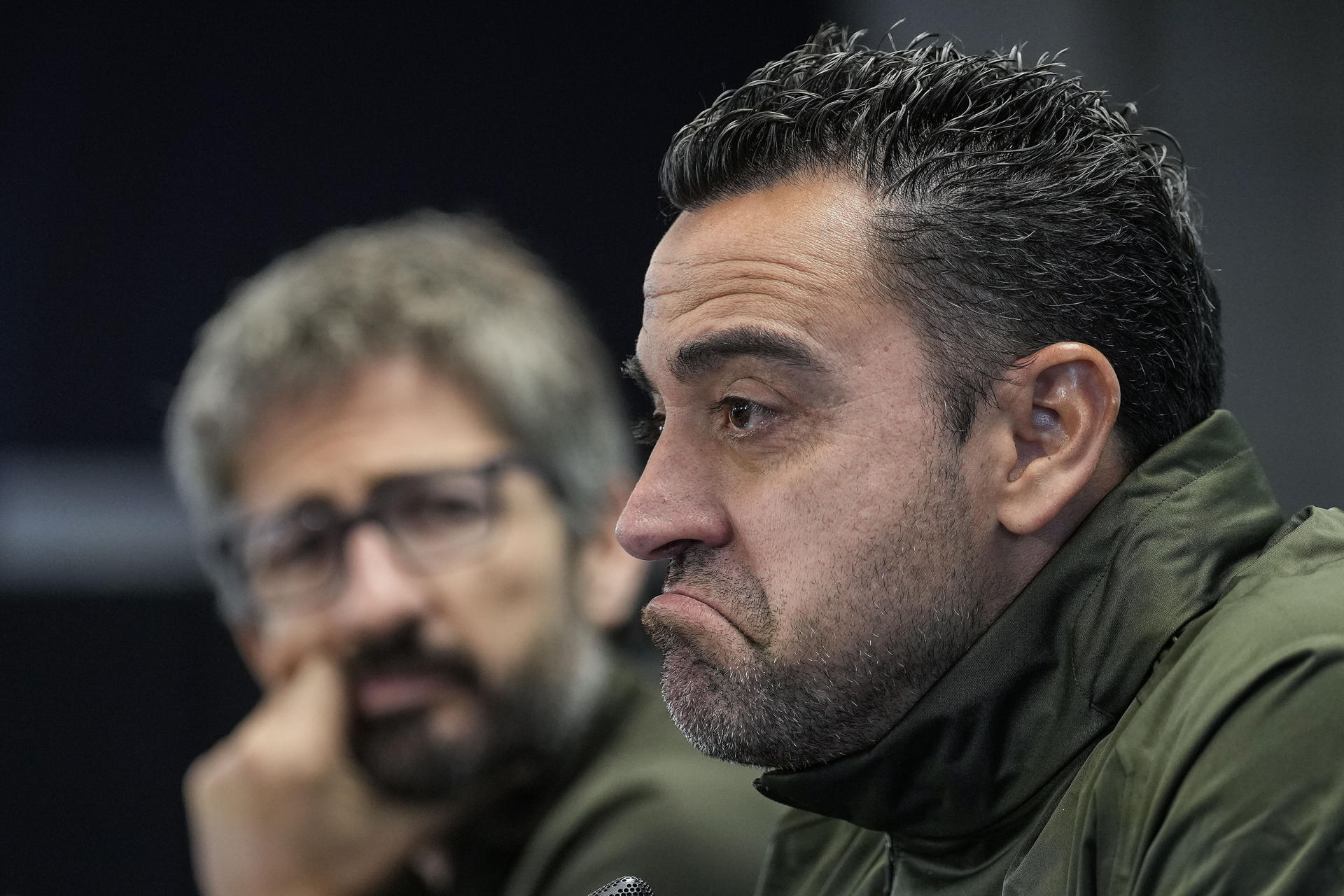 El entrenador del FC Barcelona, Xavi Hernández, durante la rueda de prensa posterior al entrenamiento que el equipo azulgrana ha realizado en la ciudad deportiva Joan Gamper para preparar el partido de LaLiga que mañana disputarán ante la Real Sociedad. EFE/Enric Fontcuberta.
