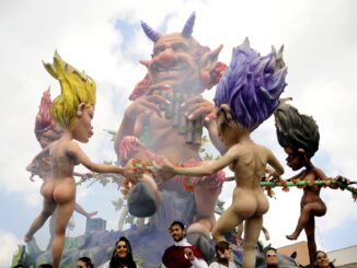 Fotografía facilitada el 27 de febrero de 2011 que muestra una carroza con una fiesta sexual "bunga bunga" alrededor de una enorme marioneta satírica del primer ministro italiano Silvio Berlusconi durante un desfile de carnaval en Putignano, provincia de Bari, sur de Italia. EFE/DANIELE LA MONACA/LO SCALZO