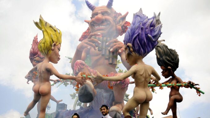 Fotografía facilitada el 27 de febrero de 2011 que muestra una carroza con una fiesta sexual "bunga bunga" alrededor de una enorme marioneta satírica del primer ministro italiano Silvio Berlusconi durante un desfile de carnaval en Putignano, provincia de Bari, sur de Italia. EFE/DANIELE LA MONACA/LO SCALZO
