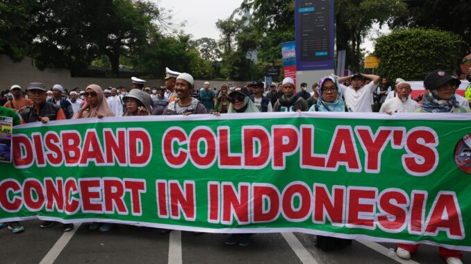 Cientos de musulmanes conservadores marcharon este miércoles por la capital de Indonesia para pedir la cancelación del concierto de la banda británica Coldplay a la que acusan de apoyar a la comunidad LGTBI+. EFE/EPA/ADI WEDA
