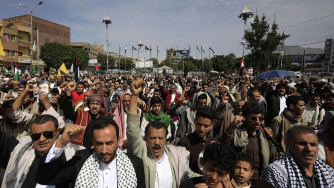 Protestas en Yemen contra los ataques israelíes sobre Gaza. EFE/EPA/YAHYA ARHAB
