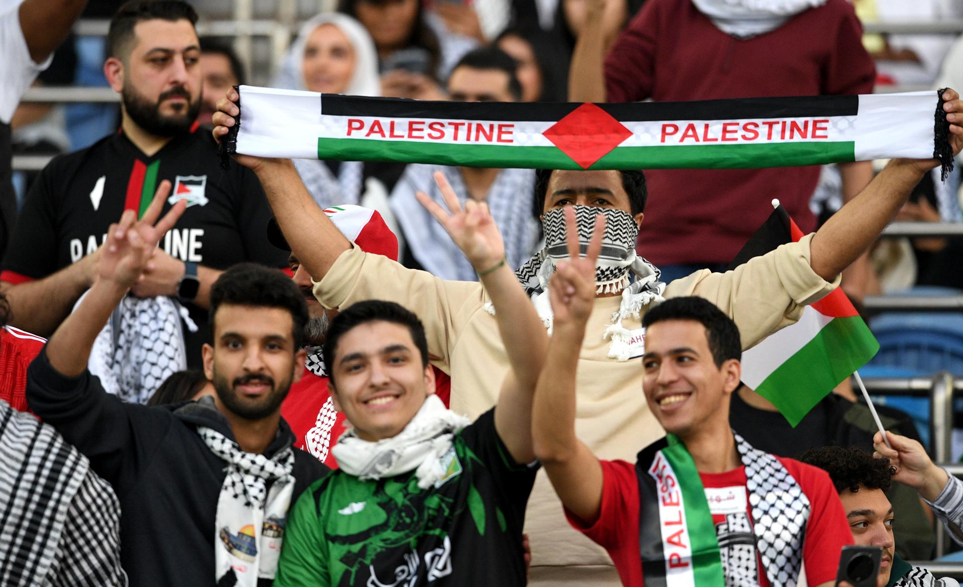 Los aficionados de Palestina posan con su emblemático pañuerlo ante de el amistoso contra Australia jugado en Kuwait. EFE/EPA/NOUFAL IBRAHIM
