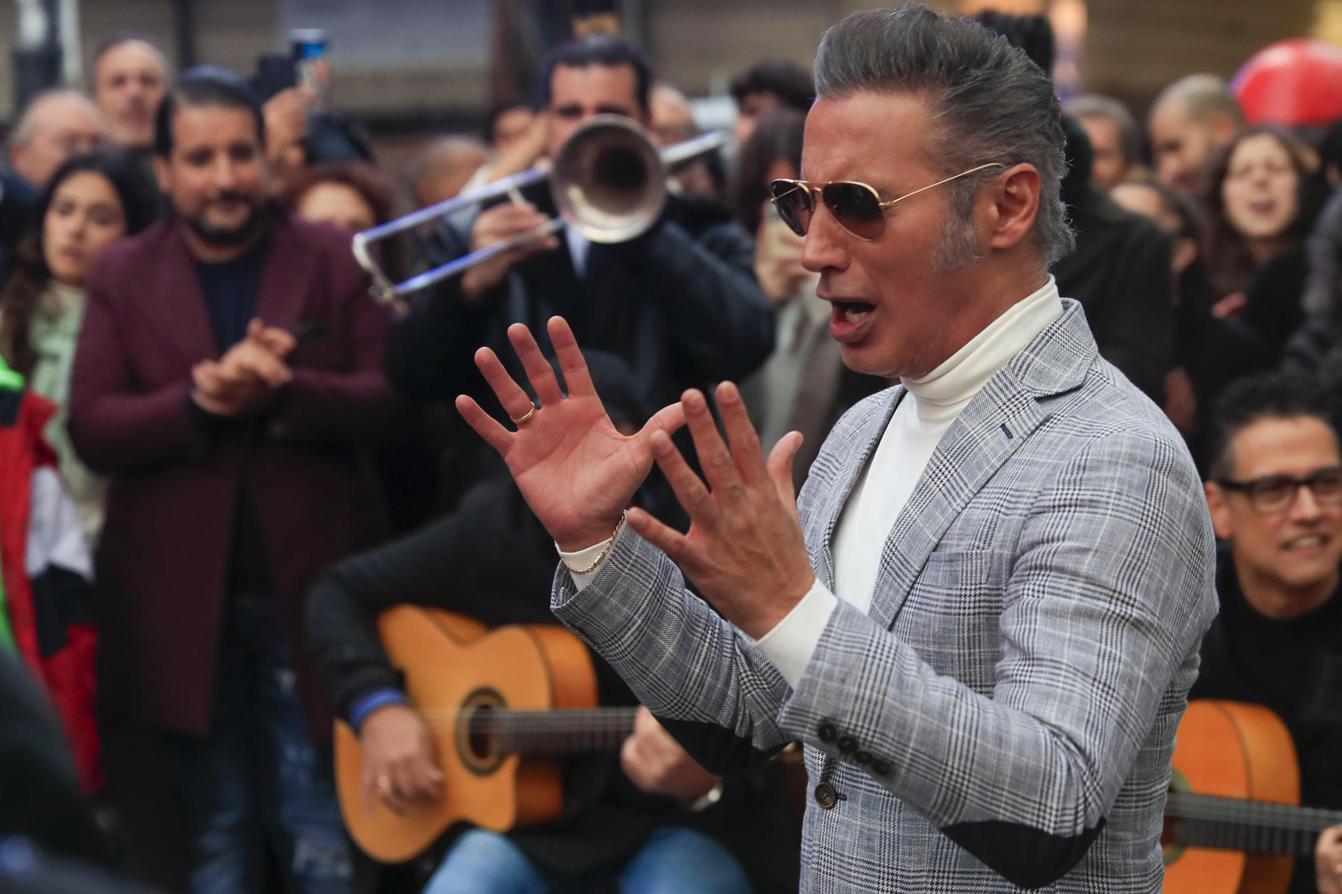 - El cantante español Pitingo ofrece un concierto corto rodeado de sus músicos y un coro góspel de más de 30 miembros este viernes, en plena calle de Madrid. EFE/ Fernando Alvarado
