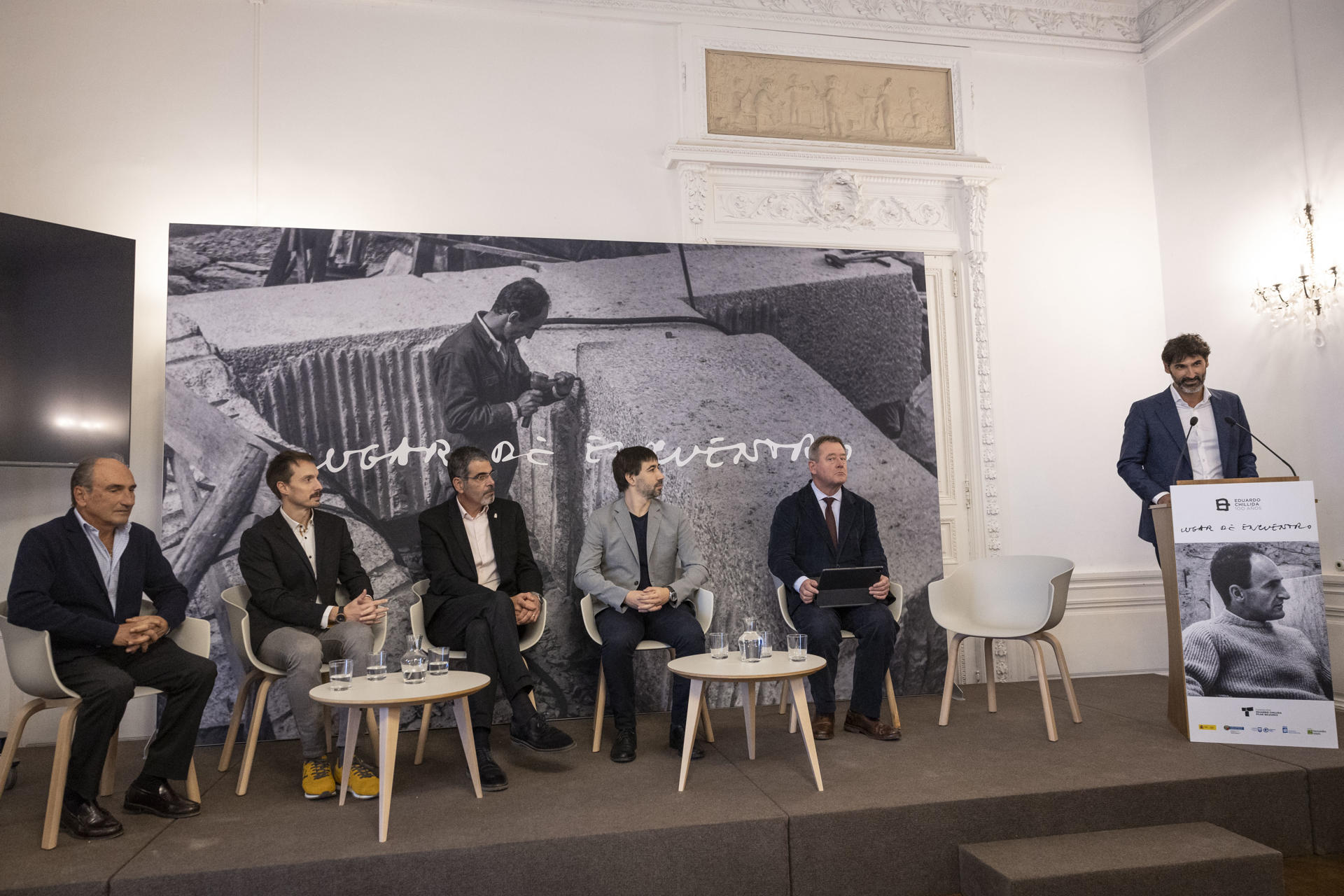 El presidente de la Fundación Eduardo Chillida-Pilar Belzunce, Luis Chillida (i); el responsable de desarrollo de ChillidaLeku, Mikel Chillida (d); el consejero vasco de Cultura, Bingen Zupiria (d); el alcalde donostiarra, Eneko Goia (3i); el alcalde de Hernani (Gipuzcoa), Xabier Lertxundi (3d); y el diputado foral de Cultura, Isaac Palencia (2i), han presentado este miércoles los actos programados para celebrar el centenario del nacimiento del escultor donostiarra Eduardo Chillida. EFE/Javier Etxezarreta
