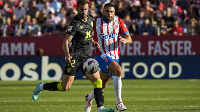 El delantero brasileño del Almería Leo Baptistão (i) intenta controlar el balón ante David López, del Girona en el estadio municipal de Montilivi en una foto de archivo de David Borrat. EFE
